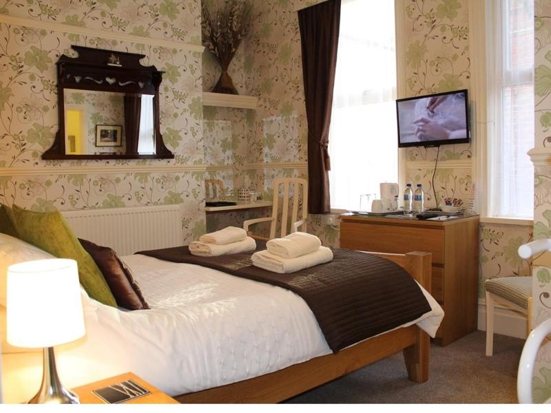 Small Double Room image 3