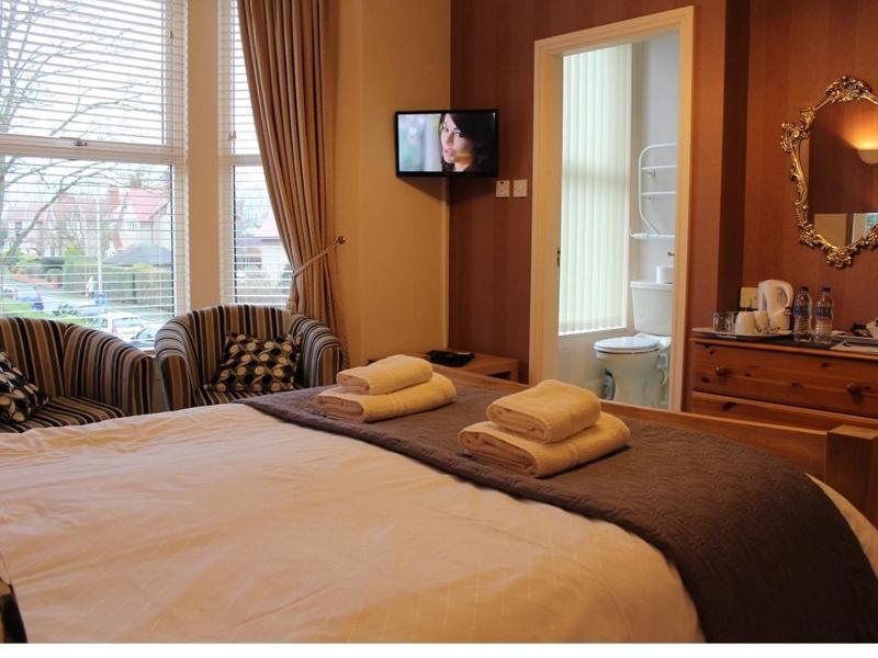 Standard King Room image 3