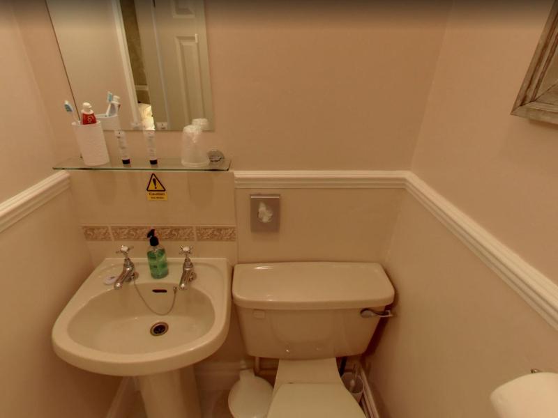 Standard King Room image 4