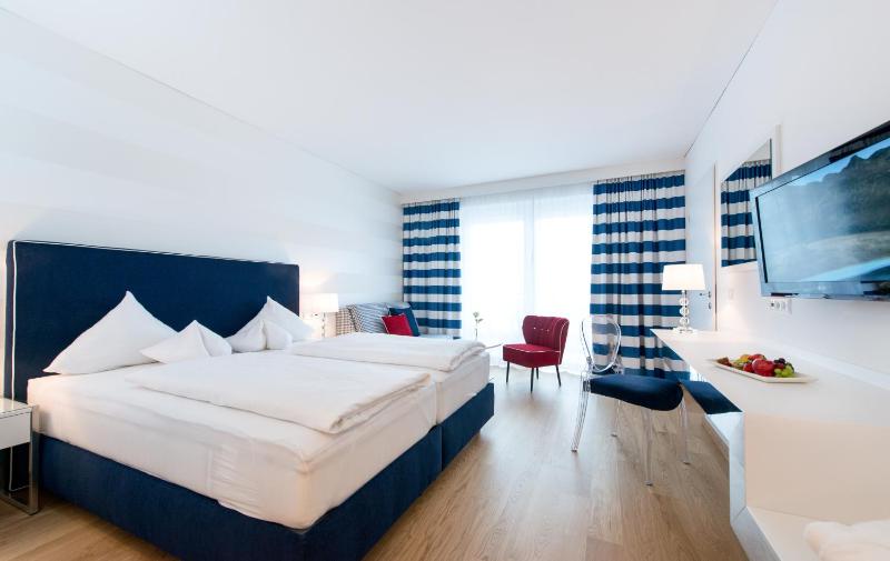 Deluxe Double Room with Balcony and Lake View image 1