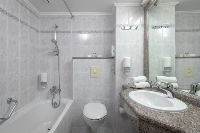 Standard Room with Garden View image 3