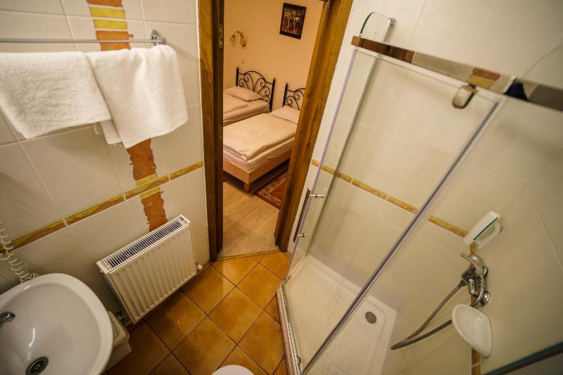 Twin Room image 3