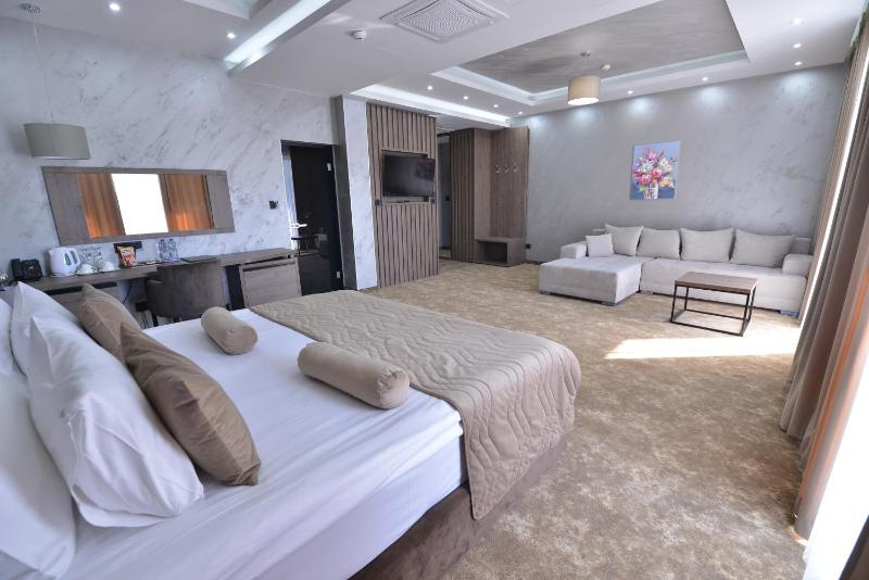Deluxe Double Room with Extra Bed image 3