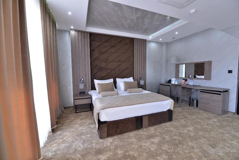 Deluxe Double Room with Extra Bed image 4