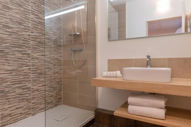 Twin Room image 4