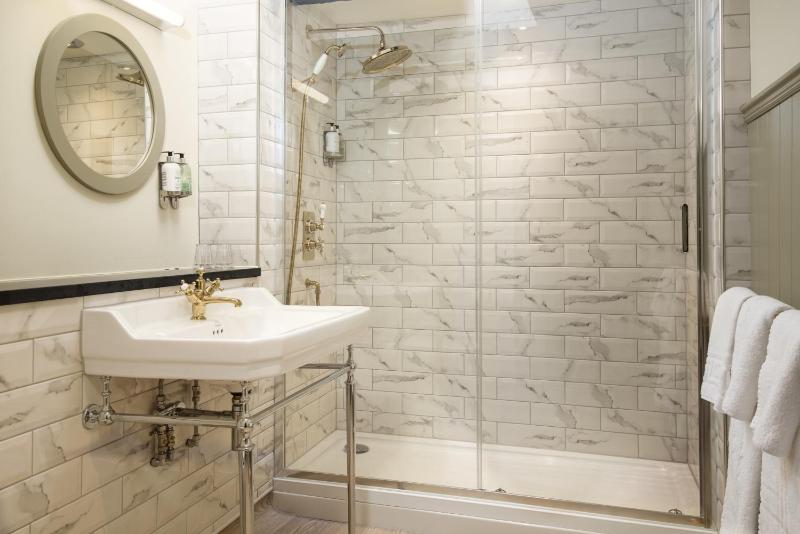 Classic Double or Twin Room image 4