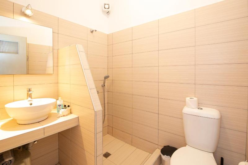  Standard Triple Room image 2