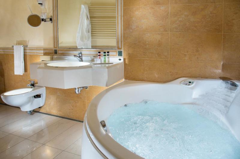 Double Room with Sea View image 4