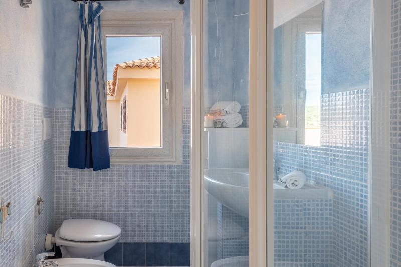 One-Bedroom Apartment with Sea View image 2