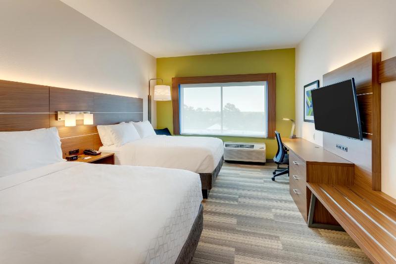 Standard Queen Room with Two Queen Beds image 2