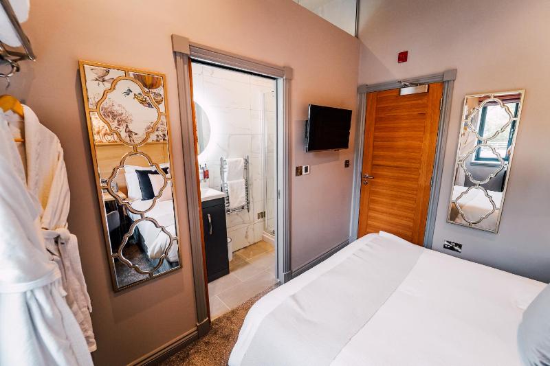 Small Double Room image 2