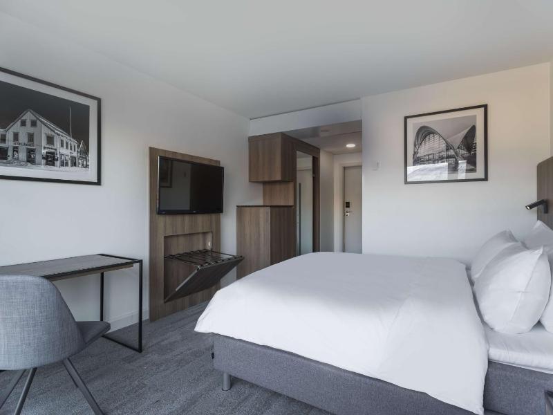 Premium Room with Sea and Mountain View image 3