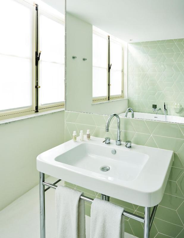 Twin Room image 4