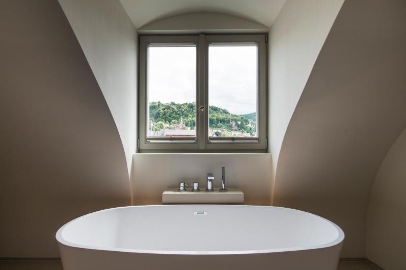 Studio Apartment - with bathtub image 3
