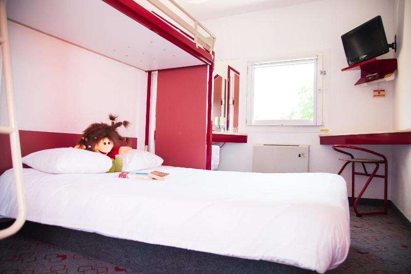 Double Room with Bunk Bed and Shared Bathroom image 4