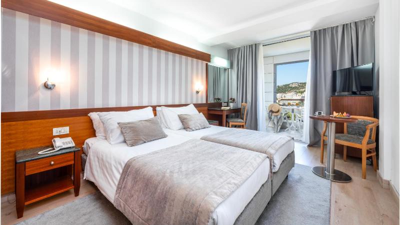 Double/Twin Room with Balcony and Sea View image 4