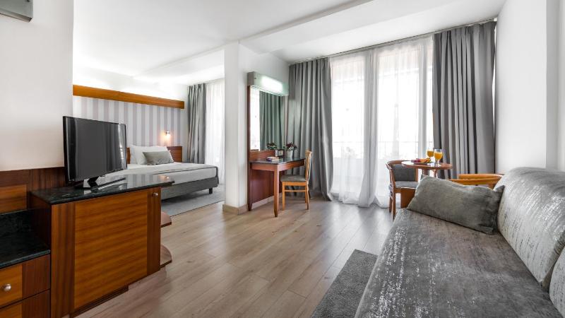 Superior Room with Balcony and Sea View image 4