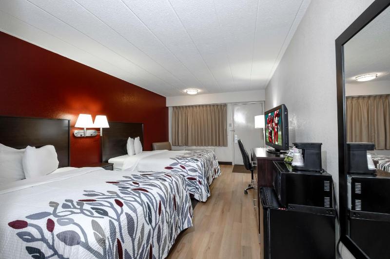 Deluxe Queen Room with Two Queen Beds - Non-Smoking image 3
