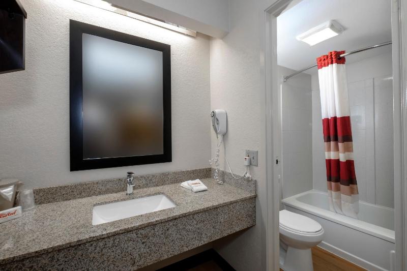 Deluxe Queen Room with Two Queen Beds - Non-Smoking image 2