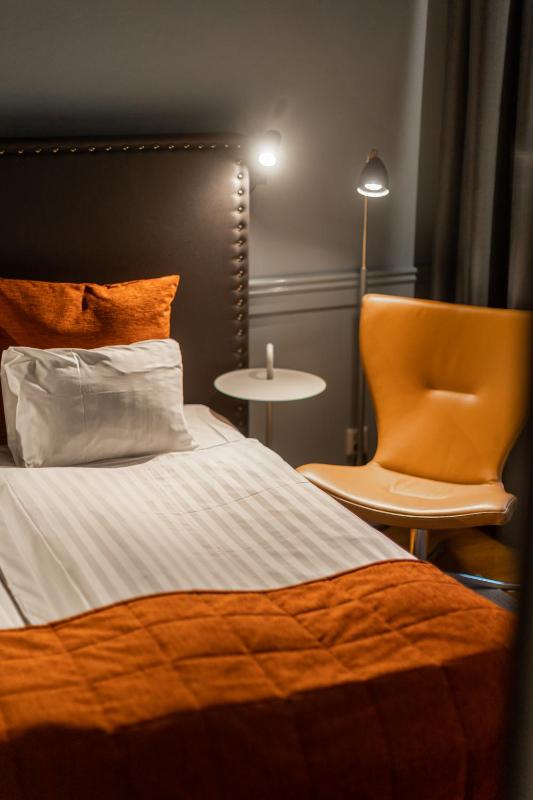 Standard Twin Room image 4