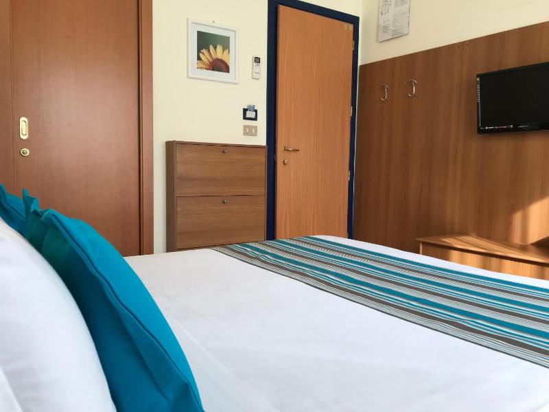 Double Room with Extra Bed image 4
