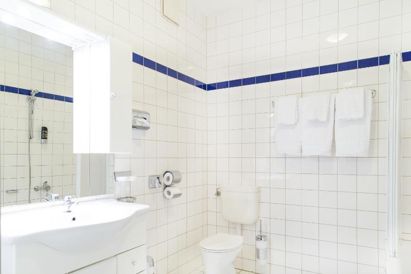 Superior Quadruple Room image 3