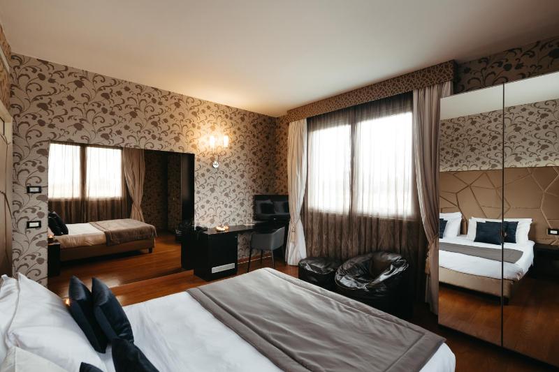 Junior Suite with Spa Bath image 3