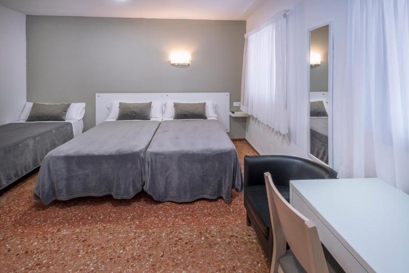 Standard Triple Room image 1