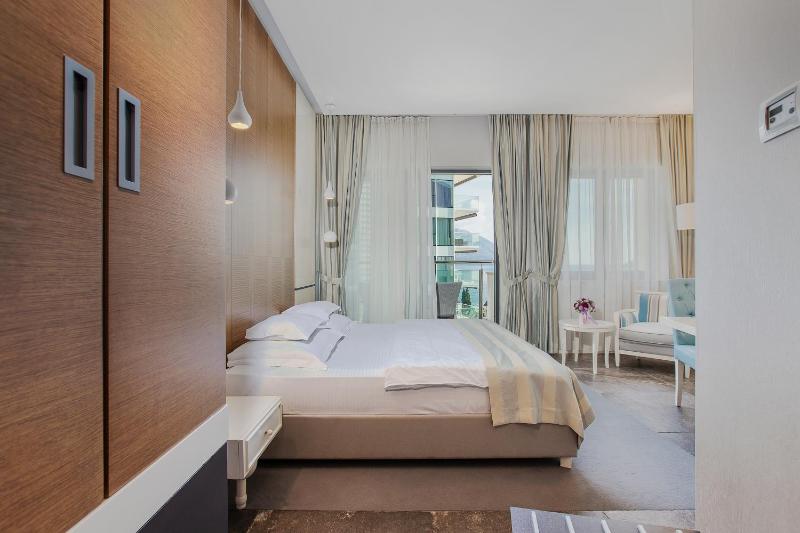 Family Room with Balcony and Sea View image 1