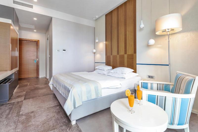 Family Room with Balcony and Sea View image 4