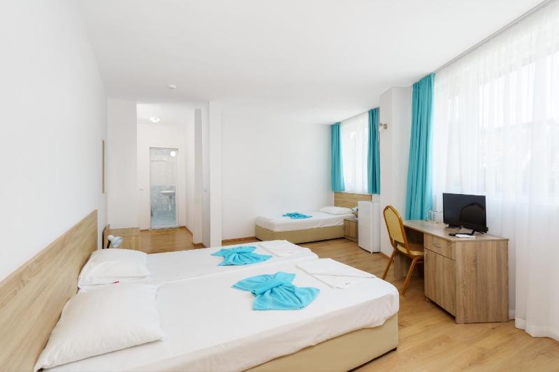 Triple Room with Balcony image 1