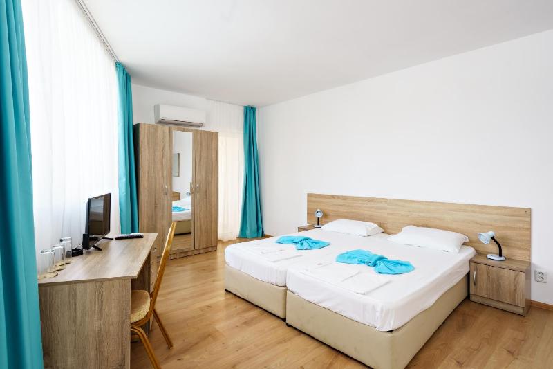 Triple Room with Balcony image 4