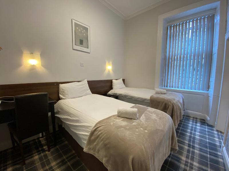 Twin Room image 4