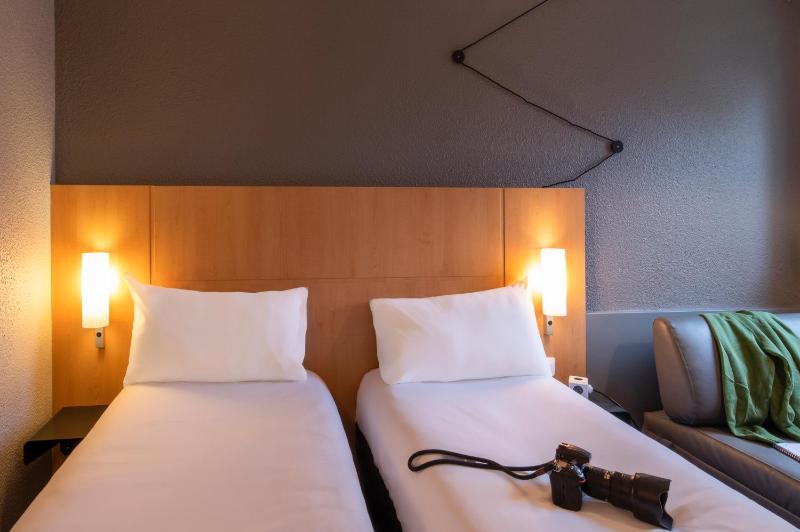 Standard Twin Room image 4