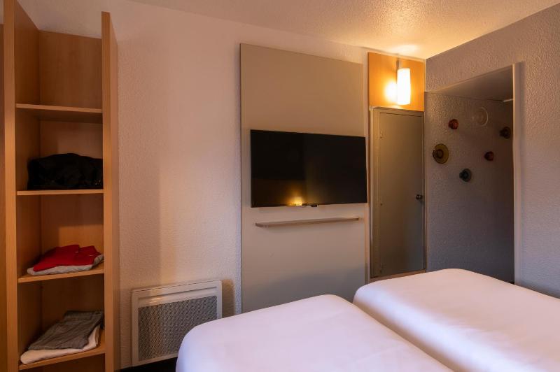 2 Adjoining Double Rooms image 1