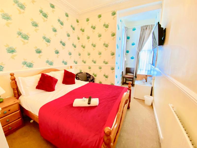 Small Double Room image 1