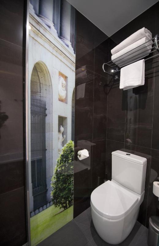 Double Room with Balcony image 3