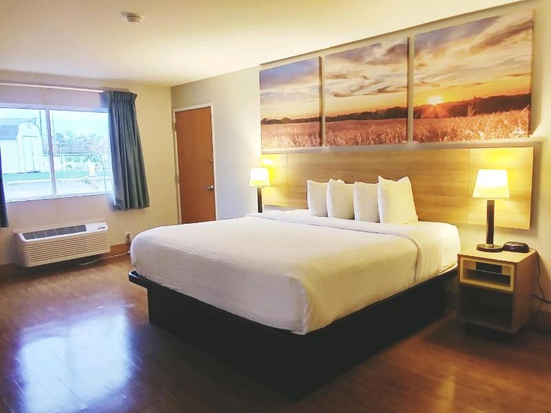1 King Bed, Studio Suite, Non-Smoking image 4