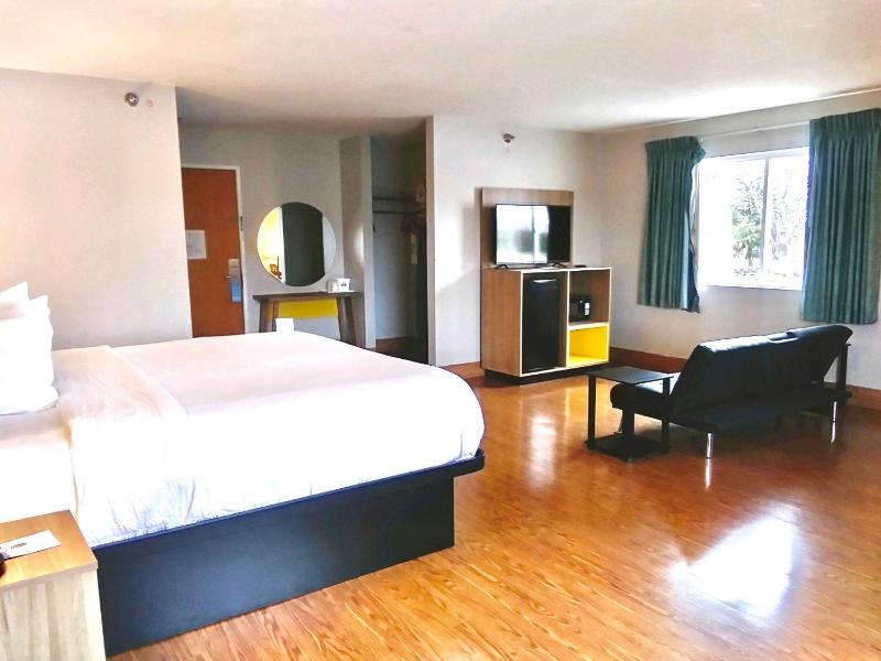 1 King Bed, Studio Suite, Non-Smoking image 3