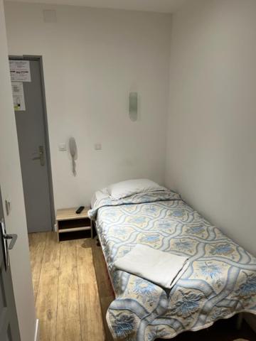 Single Room with Shared Bathroom image 4