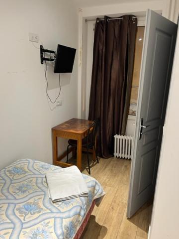 Single Room with Shared Bathroom image 2