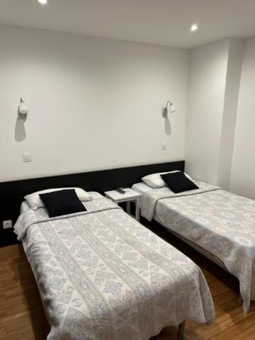 Twin Room with Private Bathroom image 1