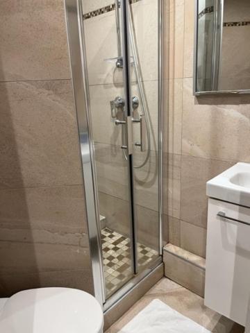 Twin Room with Private Bathroom image 2