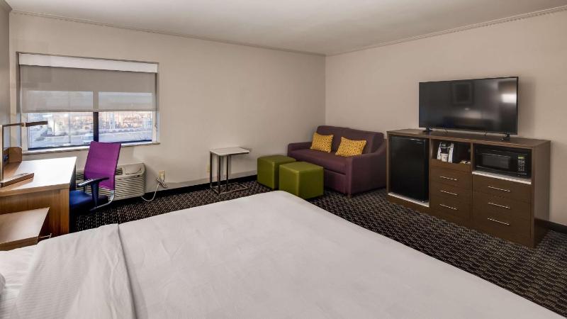 King Suite with Sofa Bed image 4