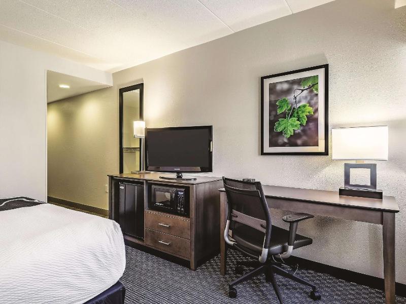 Queen Room - Disability Access image 3