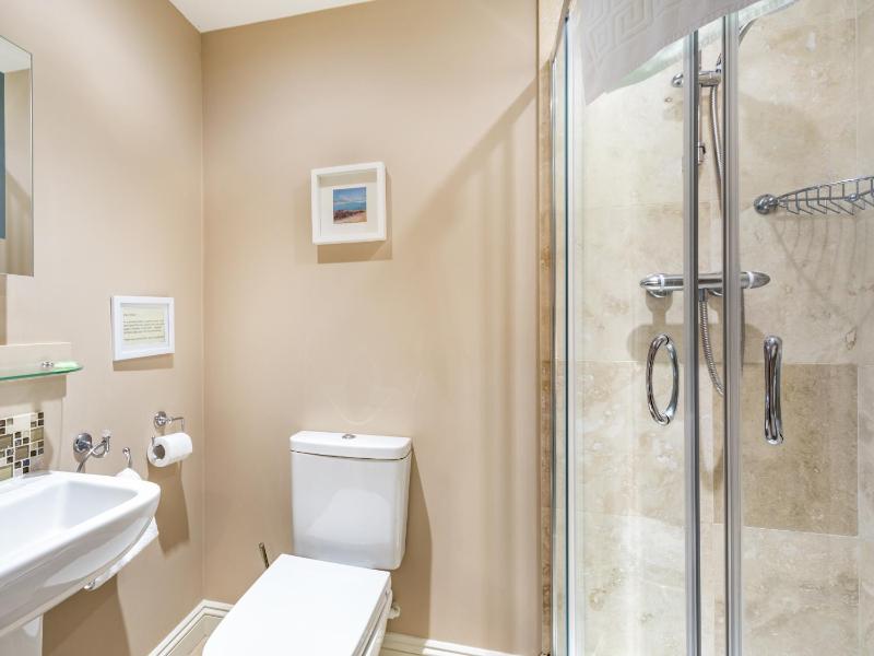 Double Room with Bathroom image 3