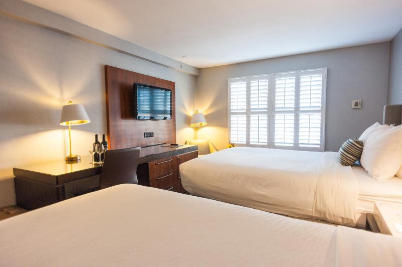 Standard Queen Room with Two Queen Beds and Roll-In Shower - Mobility Access image 1