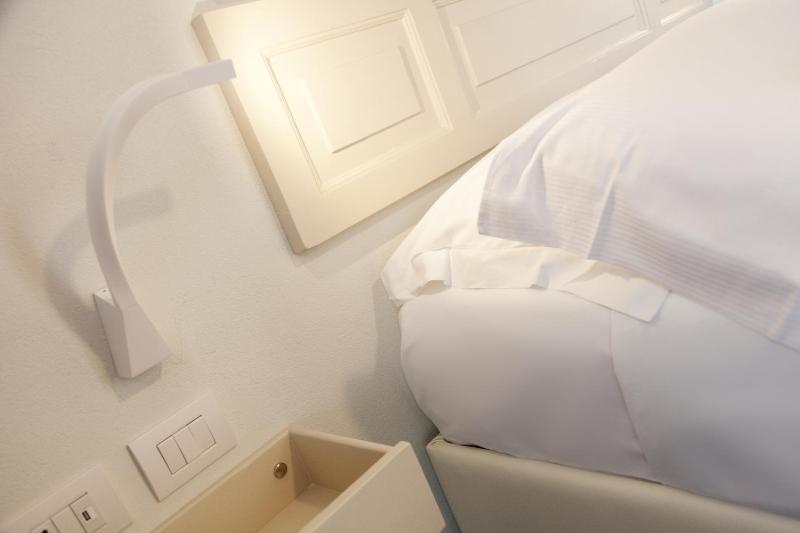 Junior Suite with Balcony image 4