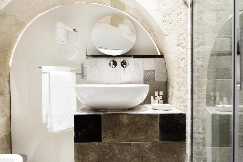Queen Suite with Spa Bath image 4