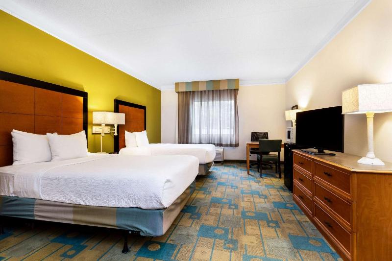 Deluxe Double Room with Two Double Beds image 2
